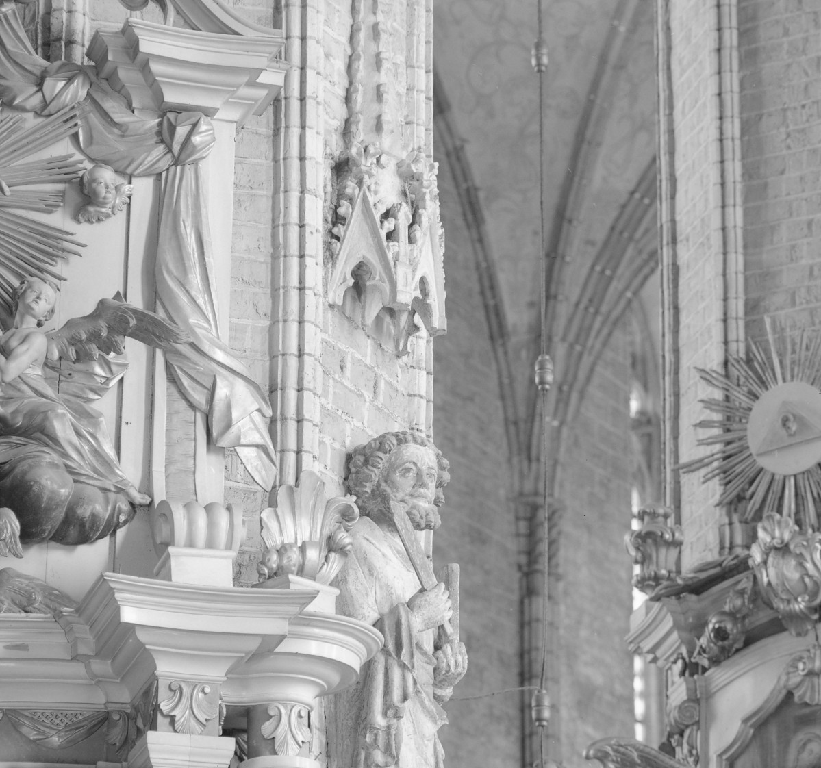 kościół pw. Wniebowzięcia Najświętszej Maryi Panny - wnętrze - baldachim nad rzeźbą apostoła, skan 1
