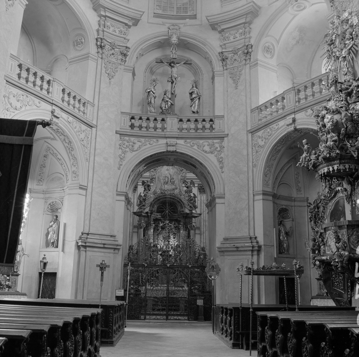 Bazylika - wnętrze. Nawa główna. Widok na ołtarz główny. Po prawej stronie barokowa ambona. Ażurowe balustrady., skan 1