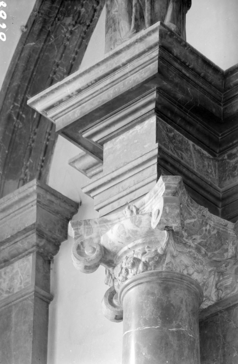 Katedra pw. Wniebowzięcia Najświętszej Marii Panny - wnętrze - kaplica W. Baranowskiego, ściana zachodnia nagrobek W. Baranowskiego - kolumna-głowica (od strony południowej), skan 1