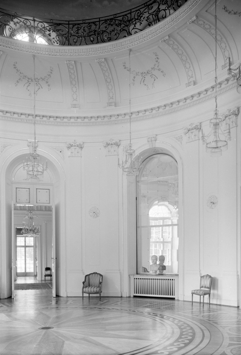 Palac - wnętrze: salon okrągły zw. biały. Meble i widoczne pilastry., skan 1