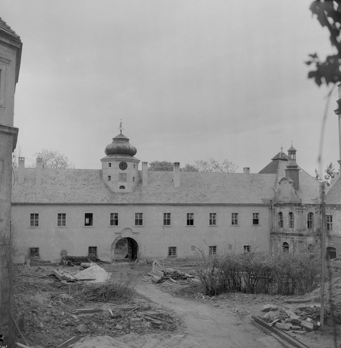 zamek Dolny, Zamek Oppersdorffów - elewacja wschodnia - skrzydło wschodnie, widok od dziedzińca, skan 1