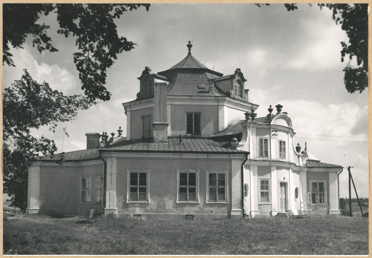 Zespół pałacowy - widok pałacu od  strony płd-zach., skan 1