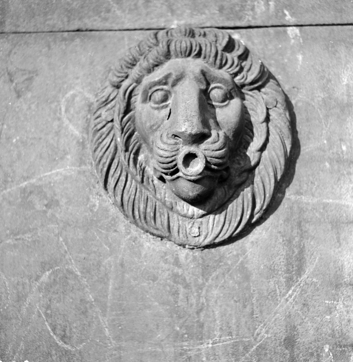 pl. Krasińskich - studnia - detal architektoniczny, skan 1