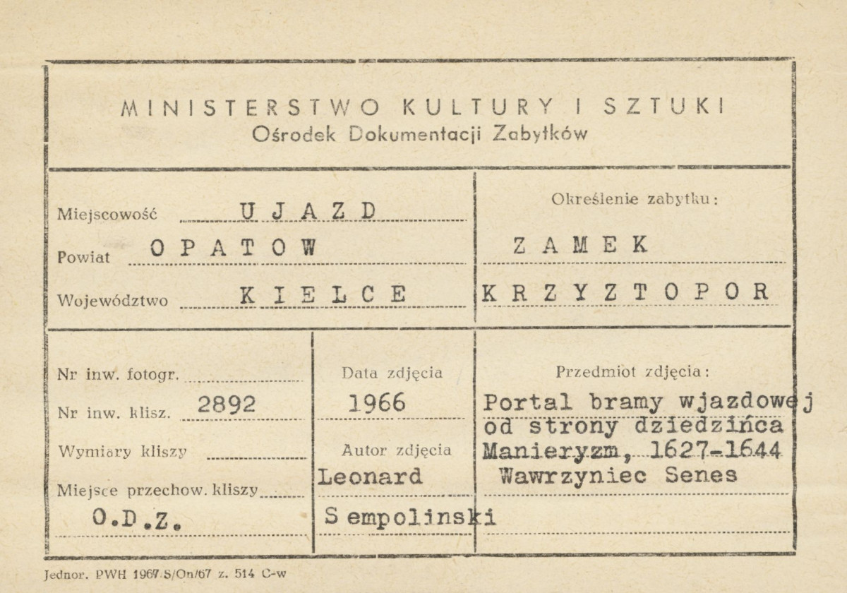 Ruiny zamku  Krzyżtopór  -  portal bramy wjazdowej, widok od strony dziedzińca - metryczka, skan 1