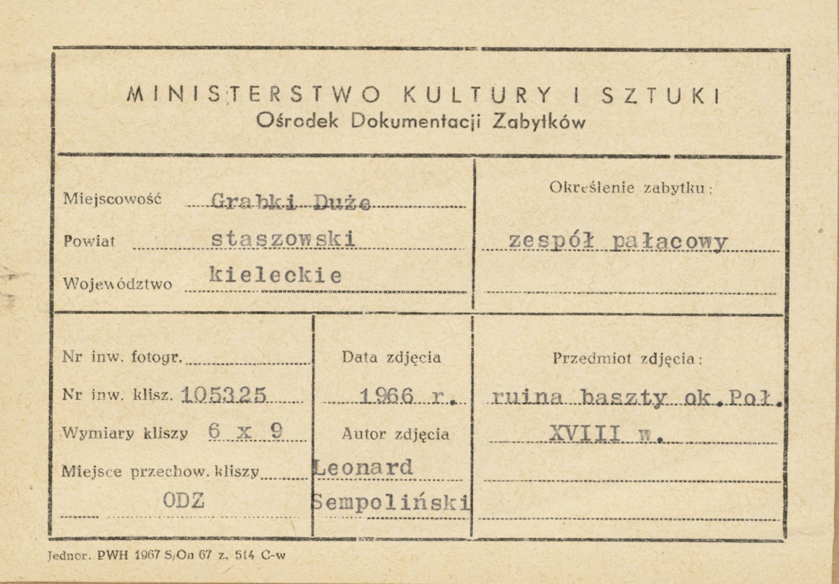 Zespół pałacowy - ruiny baszty, widok ogólny - metryczka, skan 1