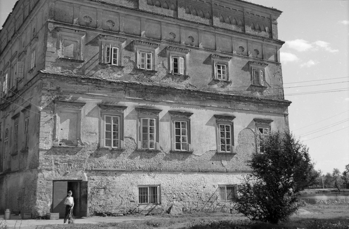 Zespół zamkowo - pałacowy: elewacja pałacu w typie "palazzo in fortezza". Zniszczenia., skan 1