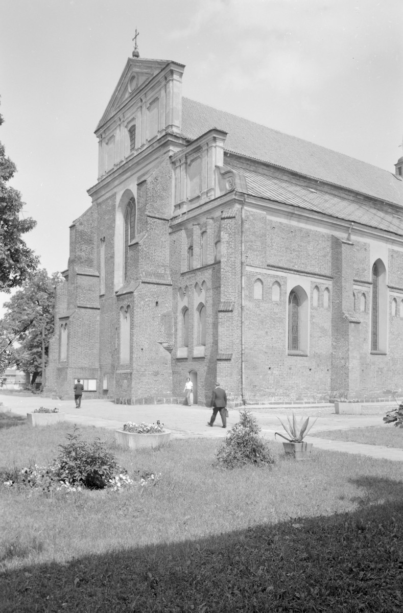 Katedra św. Michała Archanioła - elewacja frontowa i fragment bocznej, skan 1
