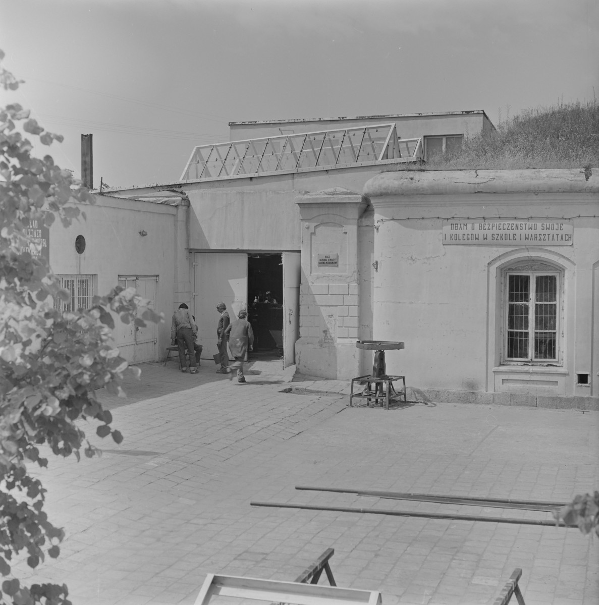 Twierdza Różan - fort nr. 1, koszary, elewacja z wejściem, skan 1