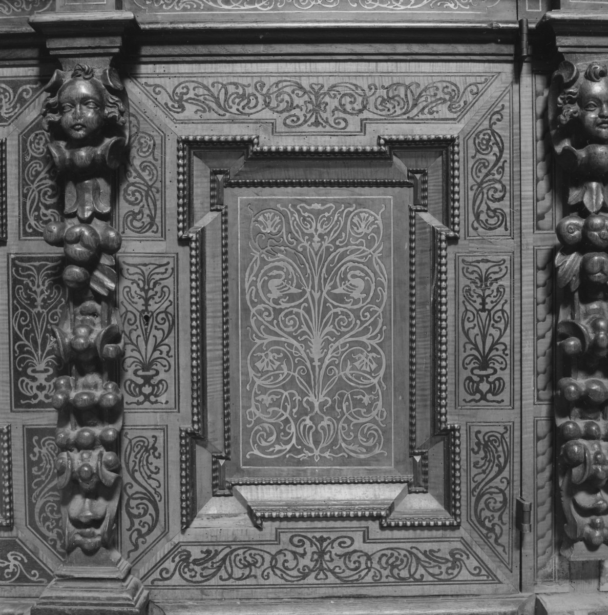 bazylika pw. Zwiastowania Najświętszej Marii Panny - wnętrze: pulpit - fragment cokołu, 1642, skan 1