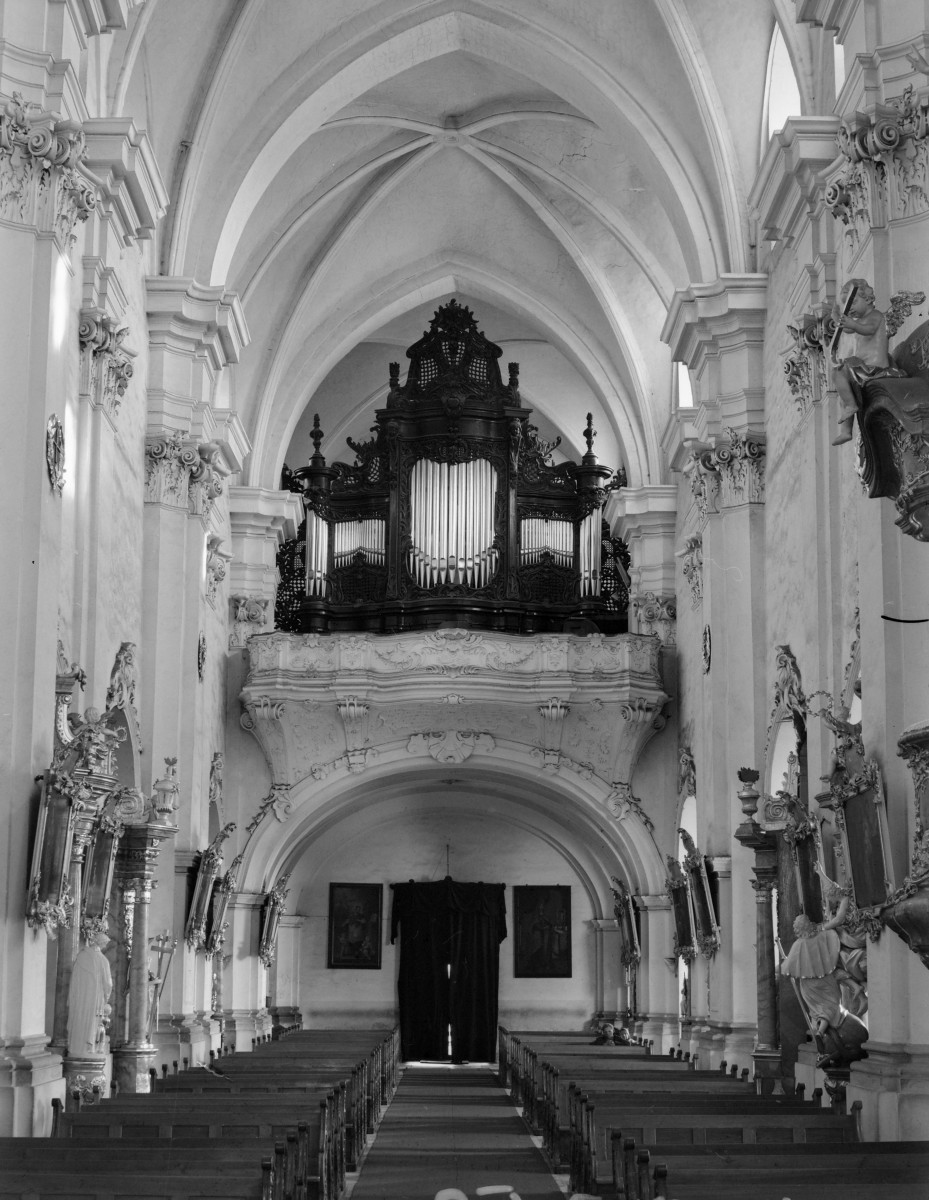 sanktuarium św. Jadwigi Śląskiej - kościół: nawa główna i chór muzyczny oraz prospekt organowy, skan 1