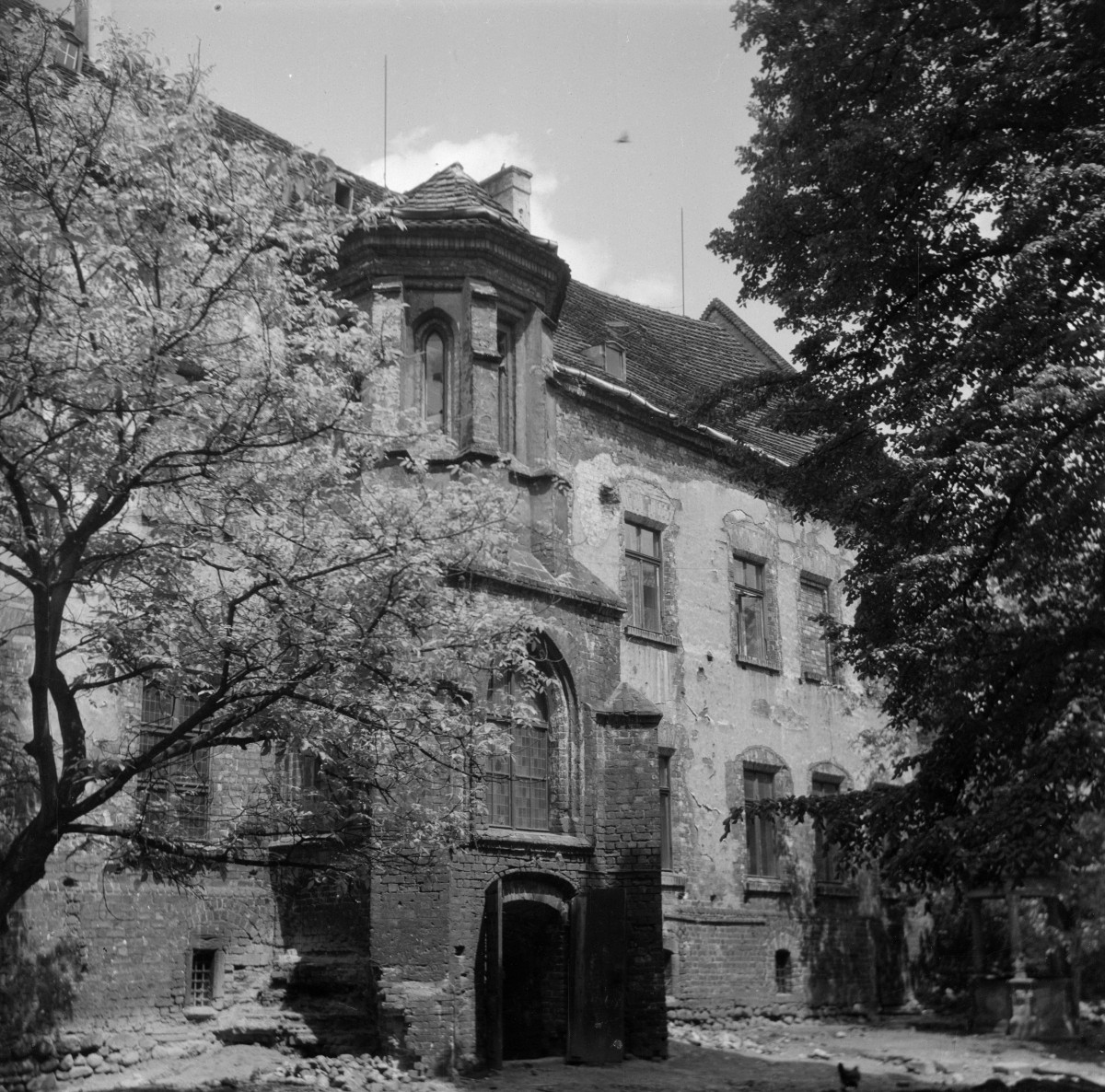 zamek królewski - dziedziniec - wykusz gotycki, skan 1