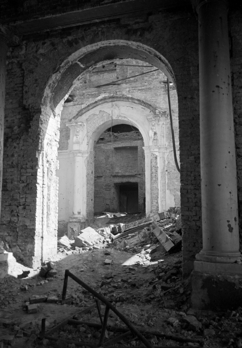 Ratusz dawny pałac Jabłonowskich - fragment ruin. Brama., skan 1