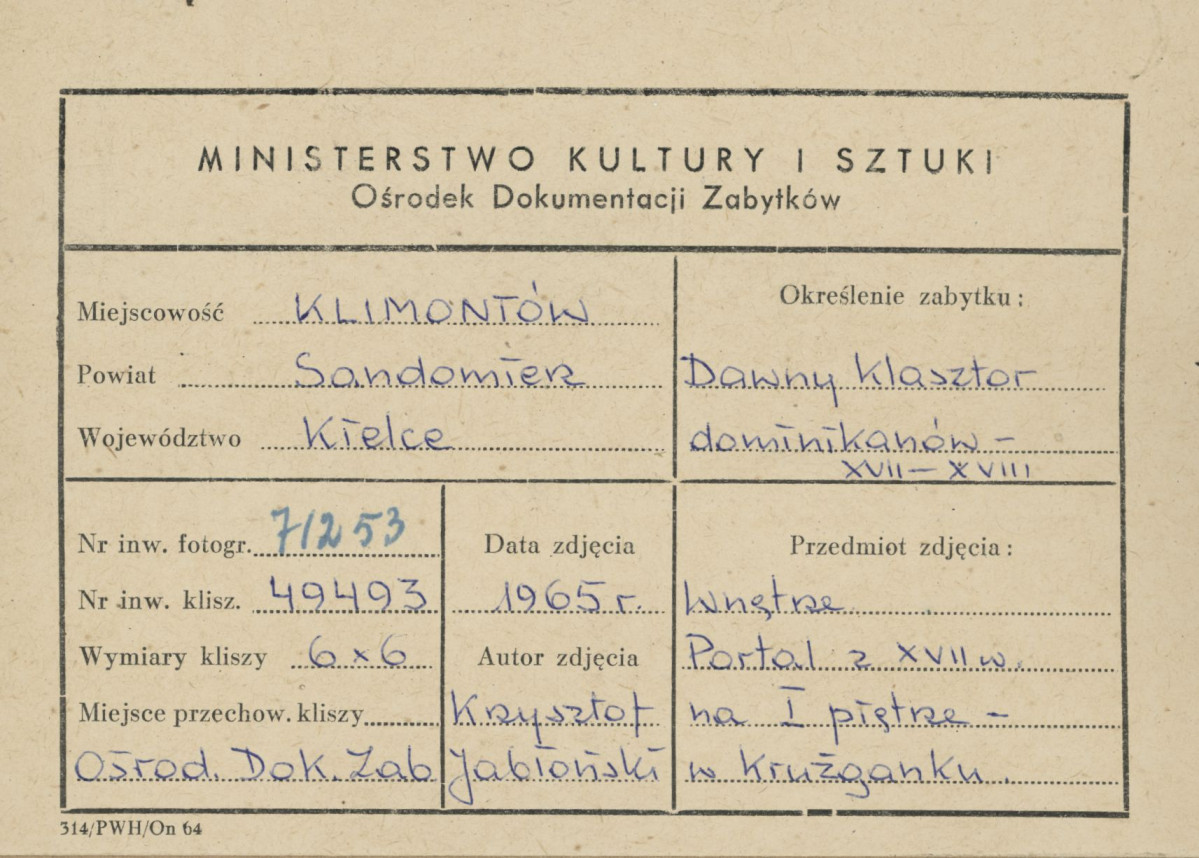 Zespół klasztorny - widok portalu na I piętrze w krużganku - metryczka, skan 1