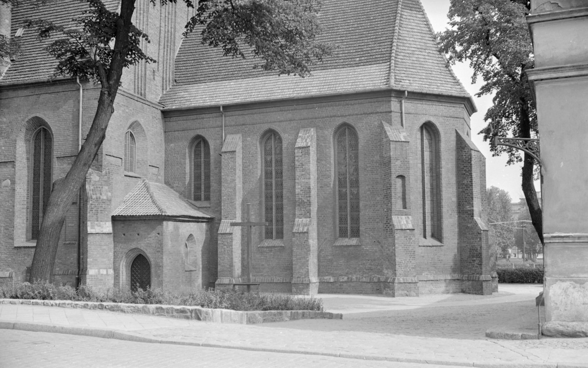 Katedra św. Marcina i Mikołaja - elewacja prezbiterium oraz widoczna kruchta., skan 1