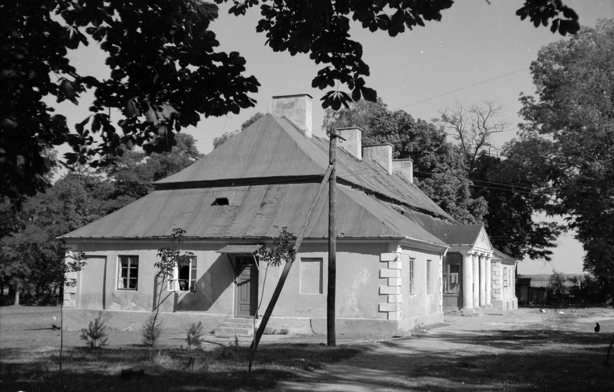 dwór - elewacja boczna, skan 1