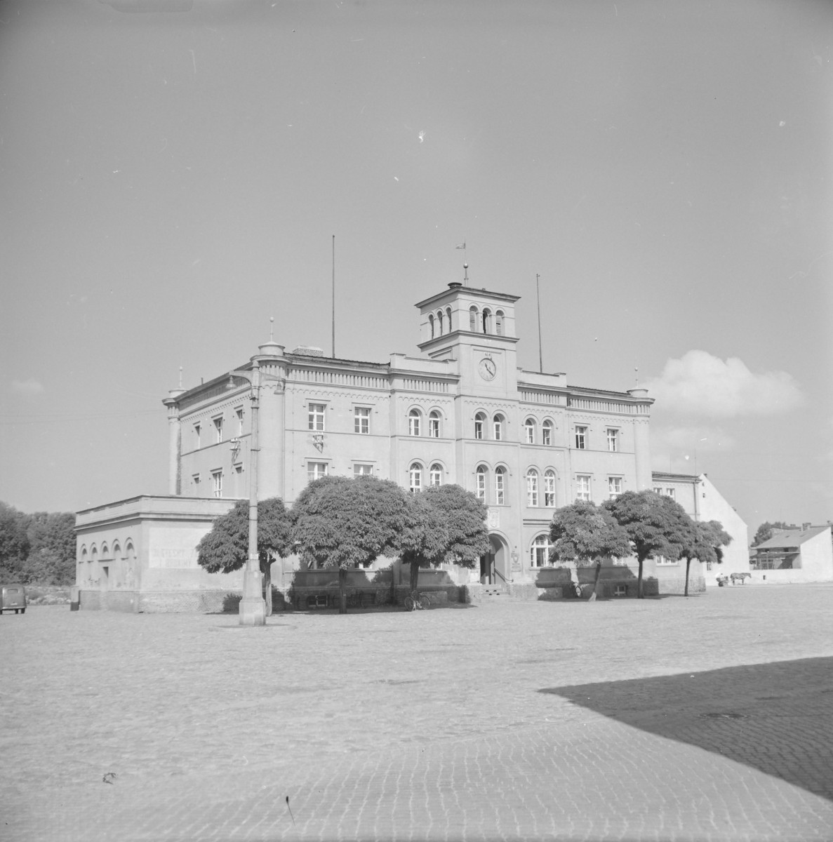 ratusz miejski - elewacja frontowa, skan 1