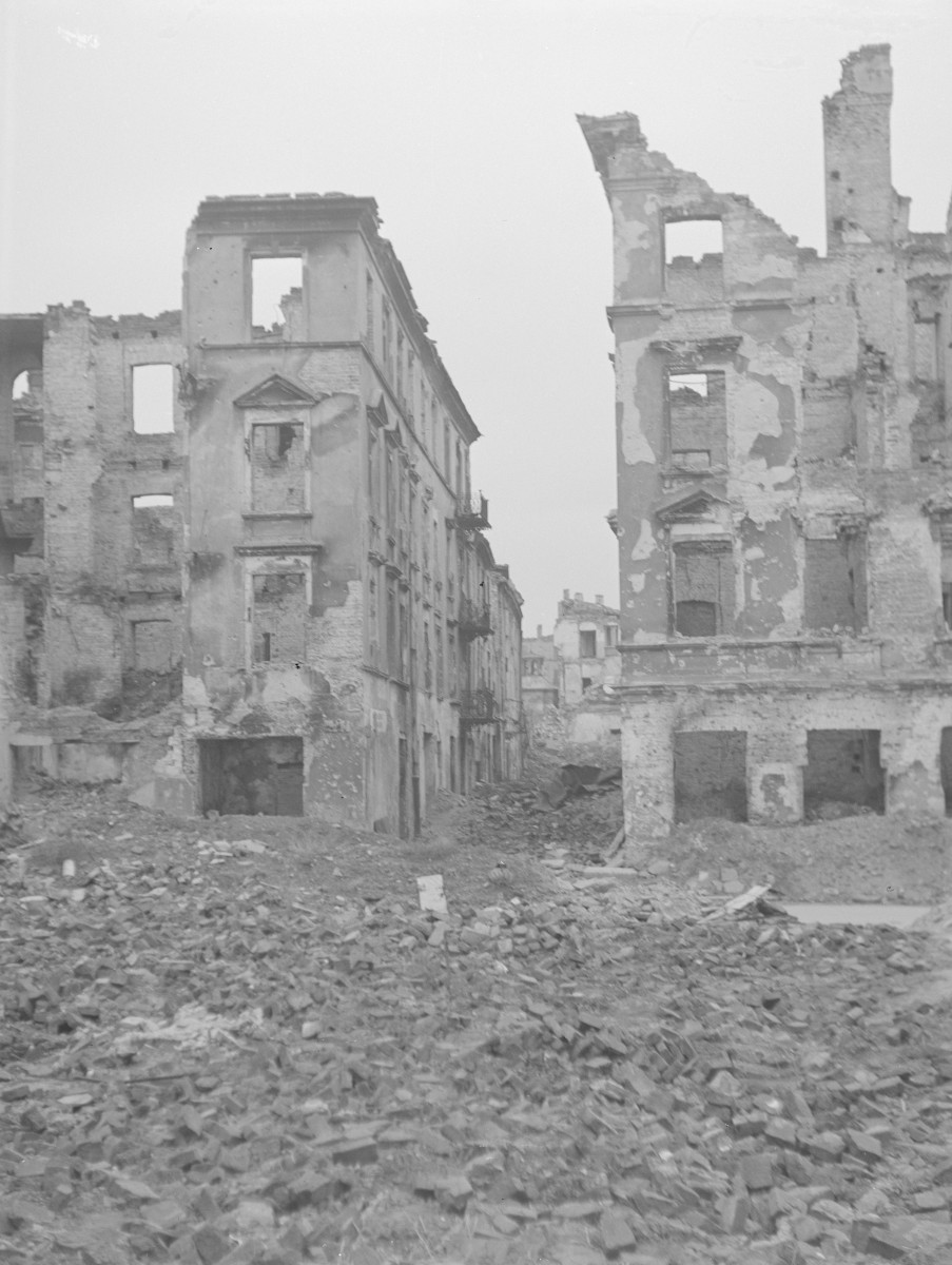 Zniszczone kamienice. Zrujnowana zabudowa miejska. Gruz na ulicach. Szkielety domów., skan 1