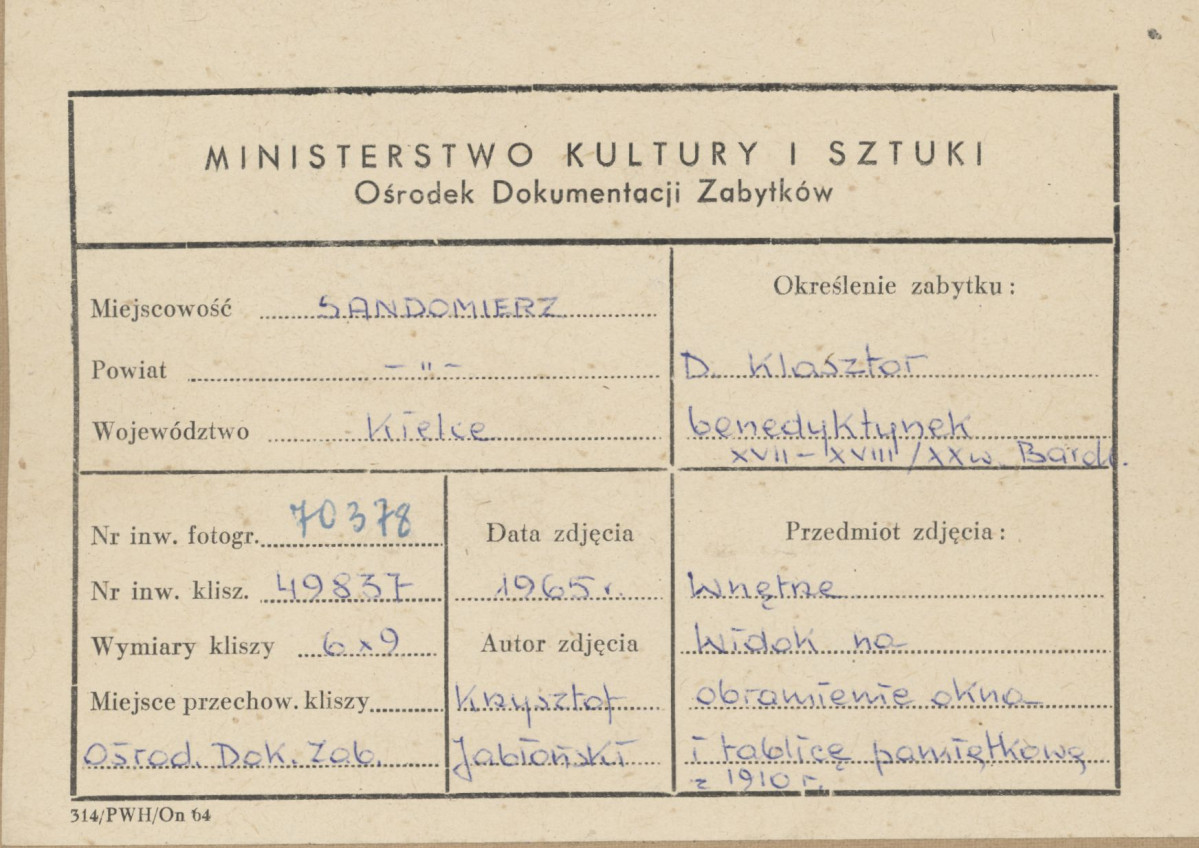 Zespół klasztorny ss. Benedyktynek -  widok na obramienie okna i tablicę pamiątkową w klasztorze - metryczka, skan 1