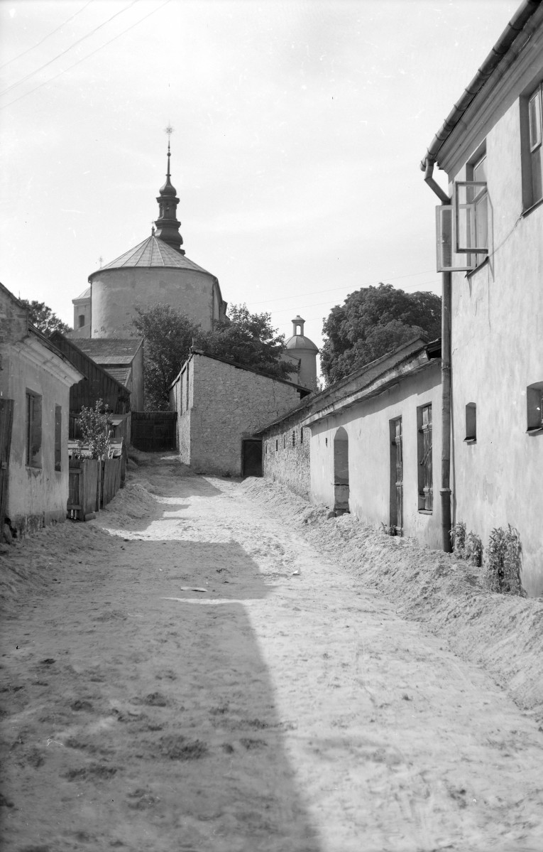 kościół parafialny pw. Wniebowzięcia Najświętszej Marii Panny z kaplicą Szyszkowskich - widok ogólny od wschodu ulica na probostwie, skan 1