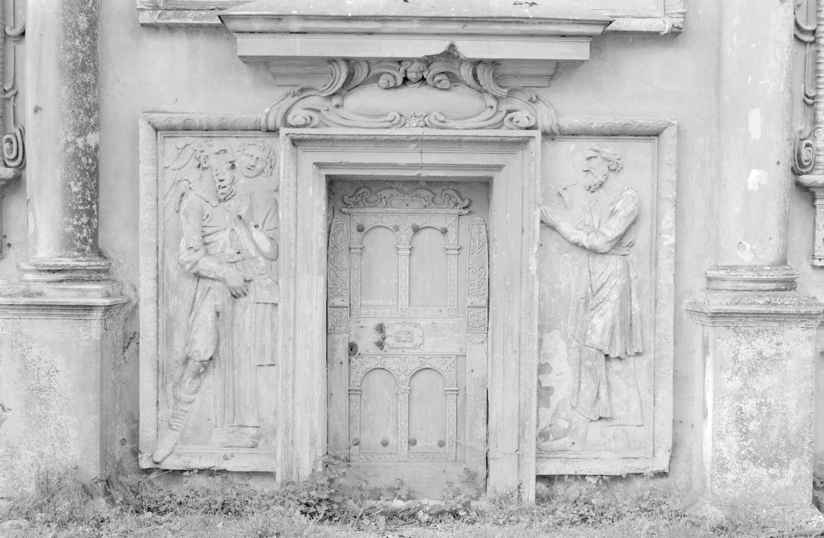 domek Loretański 1634-38 - elewacja północna, portal z płaskorzeźbami, skan 1