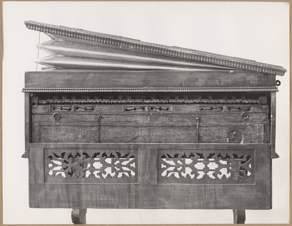 Muzeum Diecezjalne - organy przenośne, przednia ścianka częściowo opuszczona, odsłania wysuwane wnętrze instrumentu, skan 1