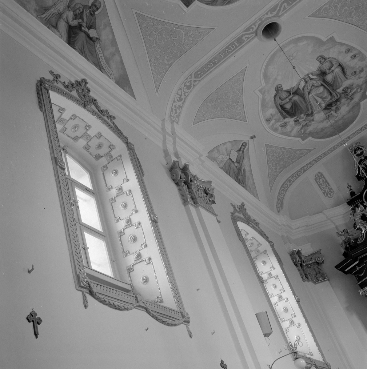 kościół św. Macieja - wnętrze, fragment z oknami i sklepienie, skan 1