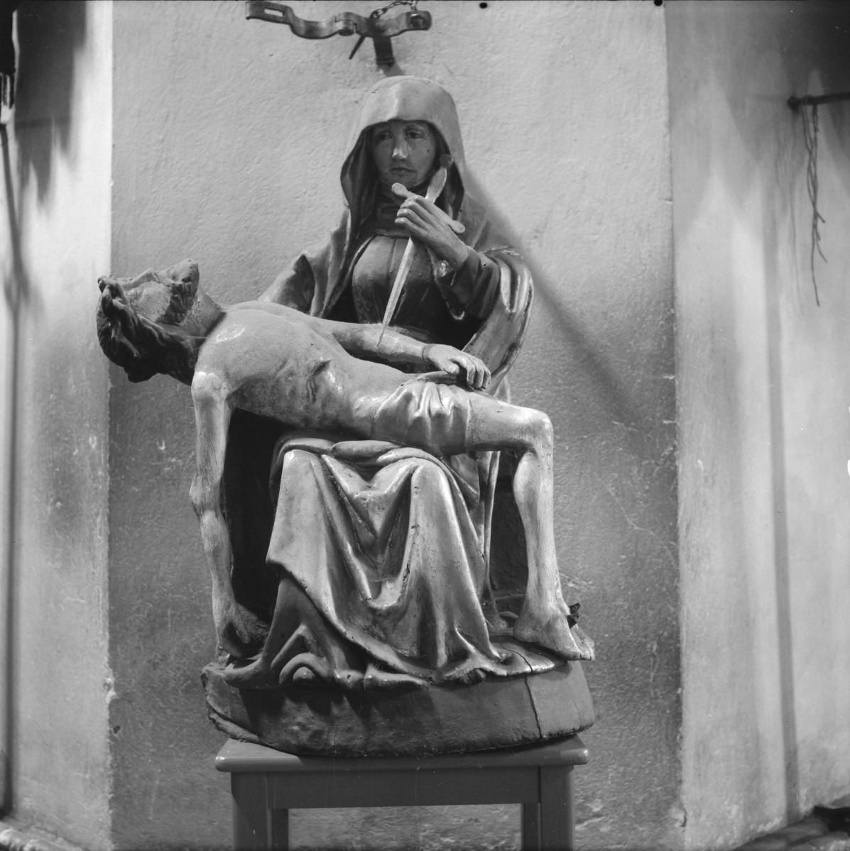 kościół parafialny pw. św. Mateusza - wnętrze: rzeźba Pieta początek XV w, skan 1
