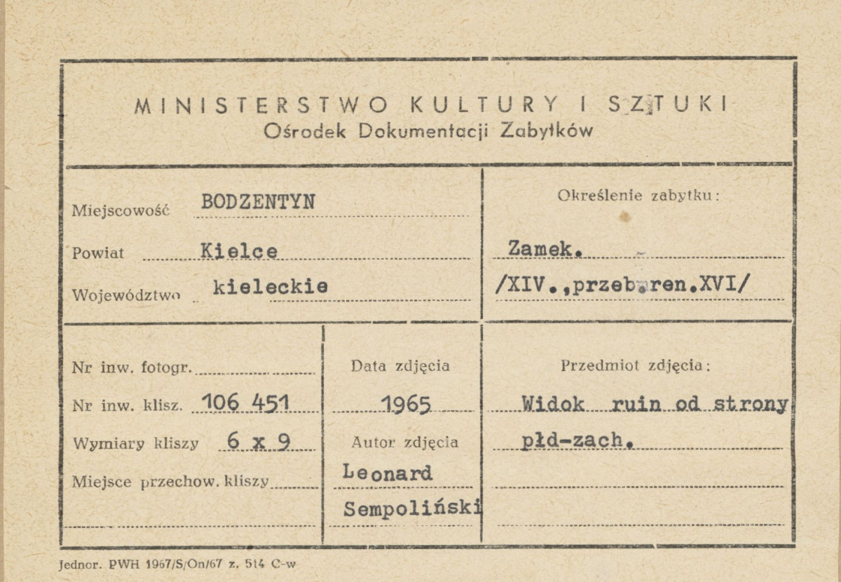 Ruiny zamku biskupów krakowskich -widok od strony płd.-zach. - metryczka, skan 1