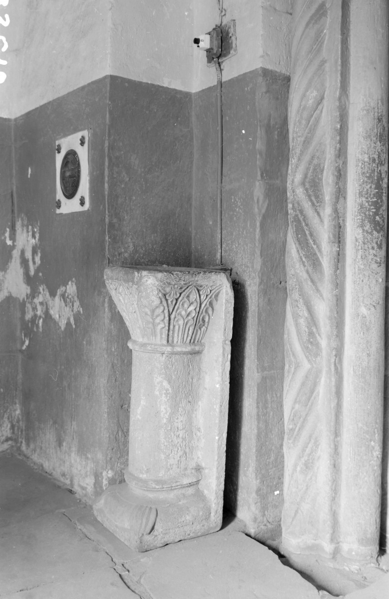 klasztor Cystersów, kościół Św. Floriana - wnętrze, kruchta, ściana wschodnia, portal (d. kościoła), kolumienka od strony północnej, skan 1