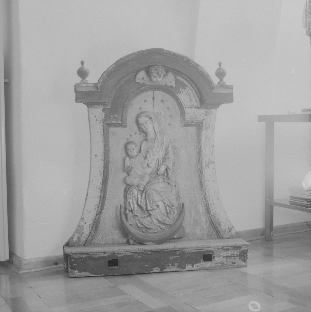 klasztor ss. Mniszek Benedyktynek - zbiory - feretron /z XVIII wieku/ z płaskorzeźbą Matki Boskiej z Dzieciątkiem /z XIV wieku/, skan 1