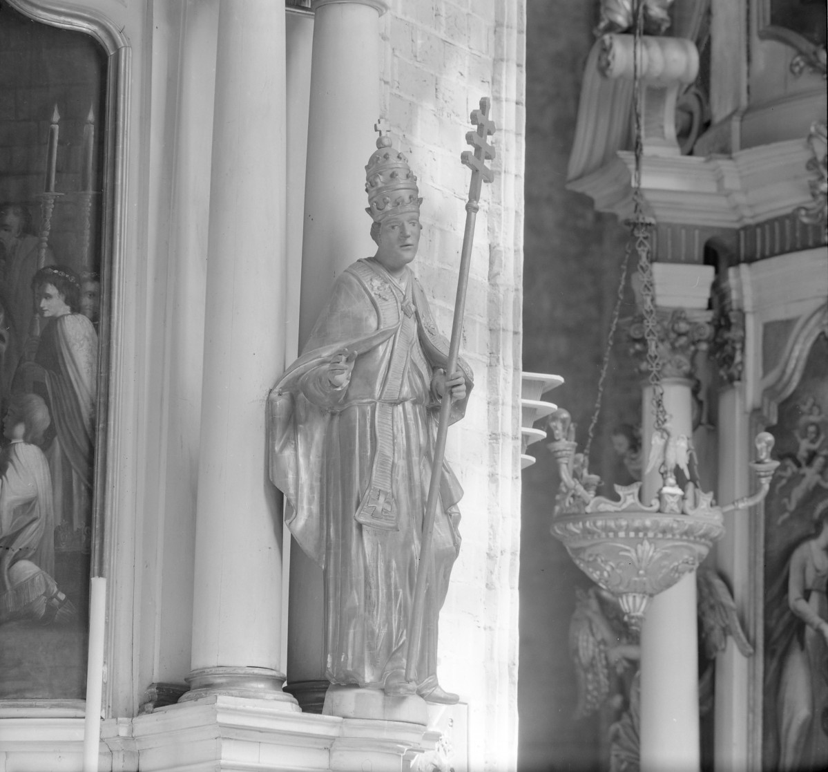 kościół pw. Wniebowzięcia Najświętszej Maryi Panny - wnętrze - nawa główna - ołtarz boczny - rzeźba św. Grzegorza, skan 1