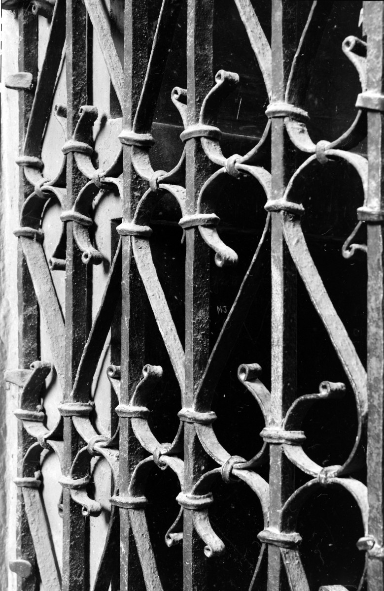 Katedra pw. Wniebowzięcia Najświętszej Marii Panny - wnętrze - kaplica A. Olszowskiego (Św. Andrzeja),  ściana północno-wschodnia, portal fragment kraty (od strony ambitu), skan 1
