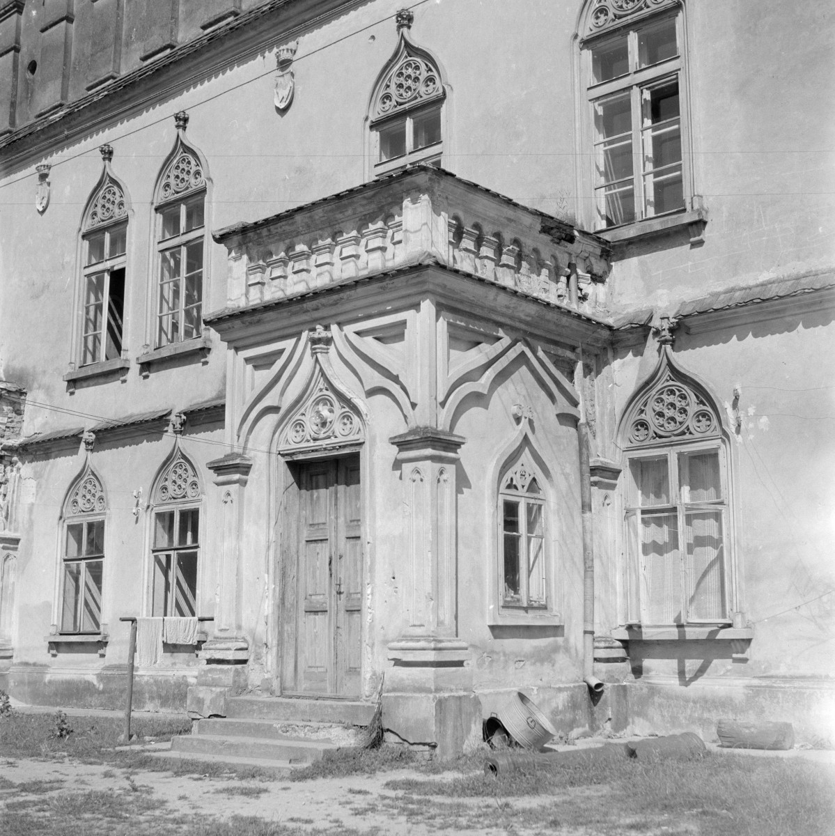 pałac, zamek - elewacja z wejściem głównym, skan 1