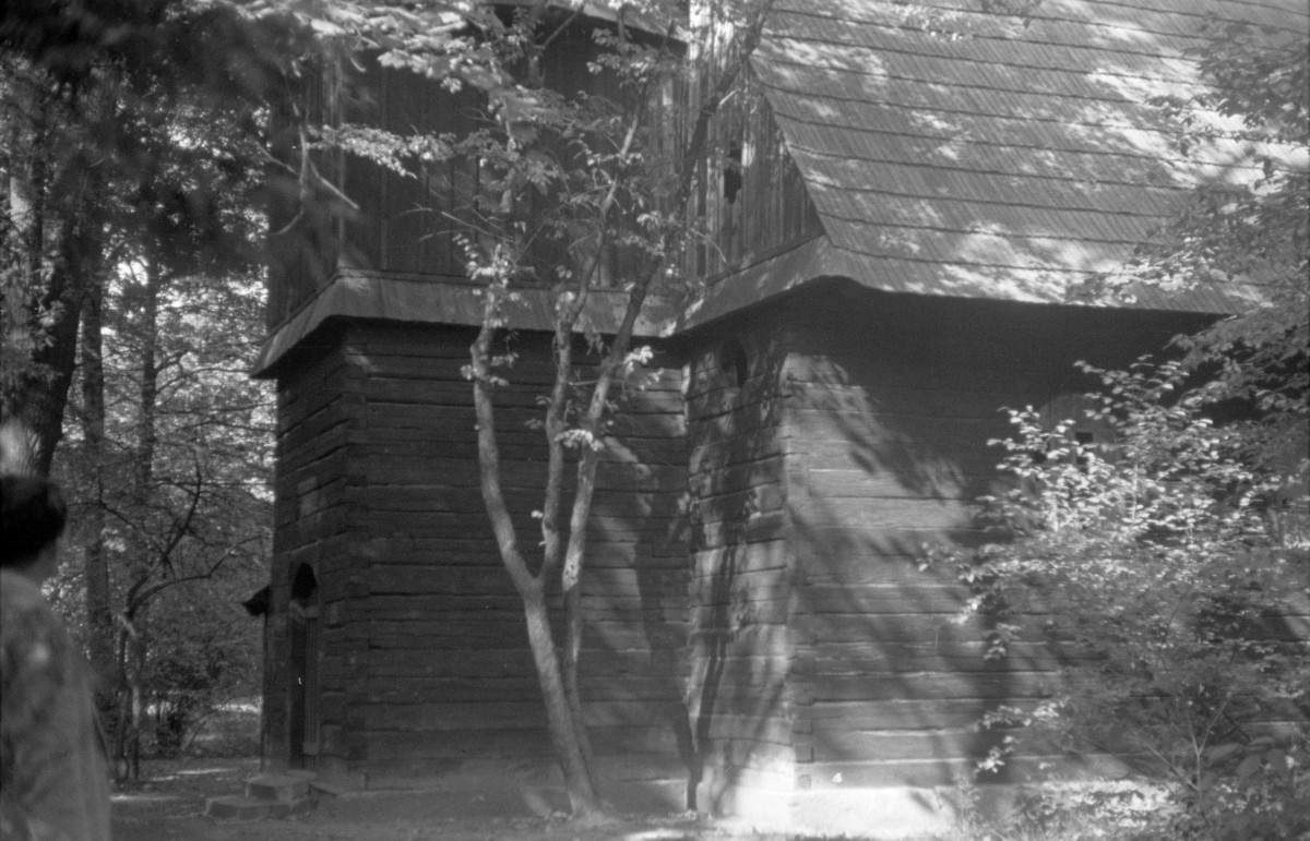 park Szczytnicki - kościół pw. św.  Jana Nepomucena - elewacja boczna i wieża - fragment, skan 1