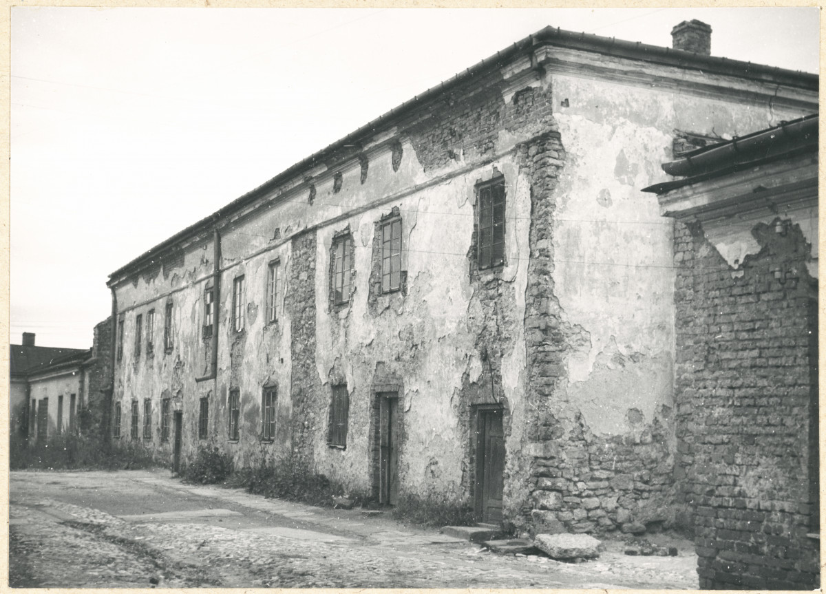 Zespół klasztorny Franciszkanów - widok zabudowań, skan 1