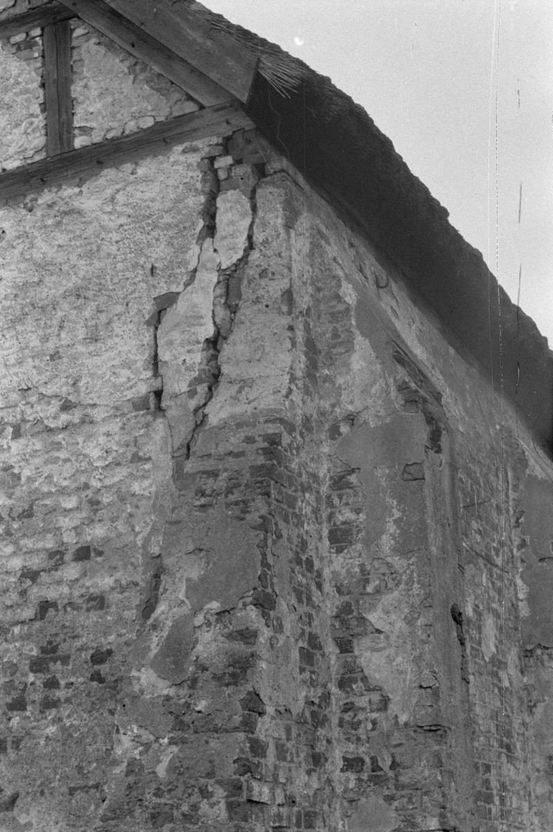 dom narożny - fragment - pęknięcie, skan 1