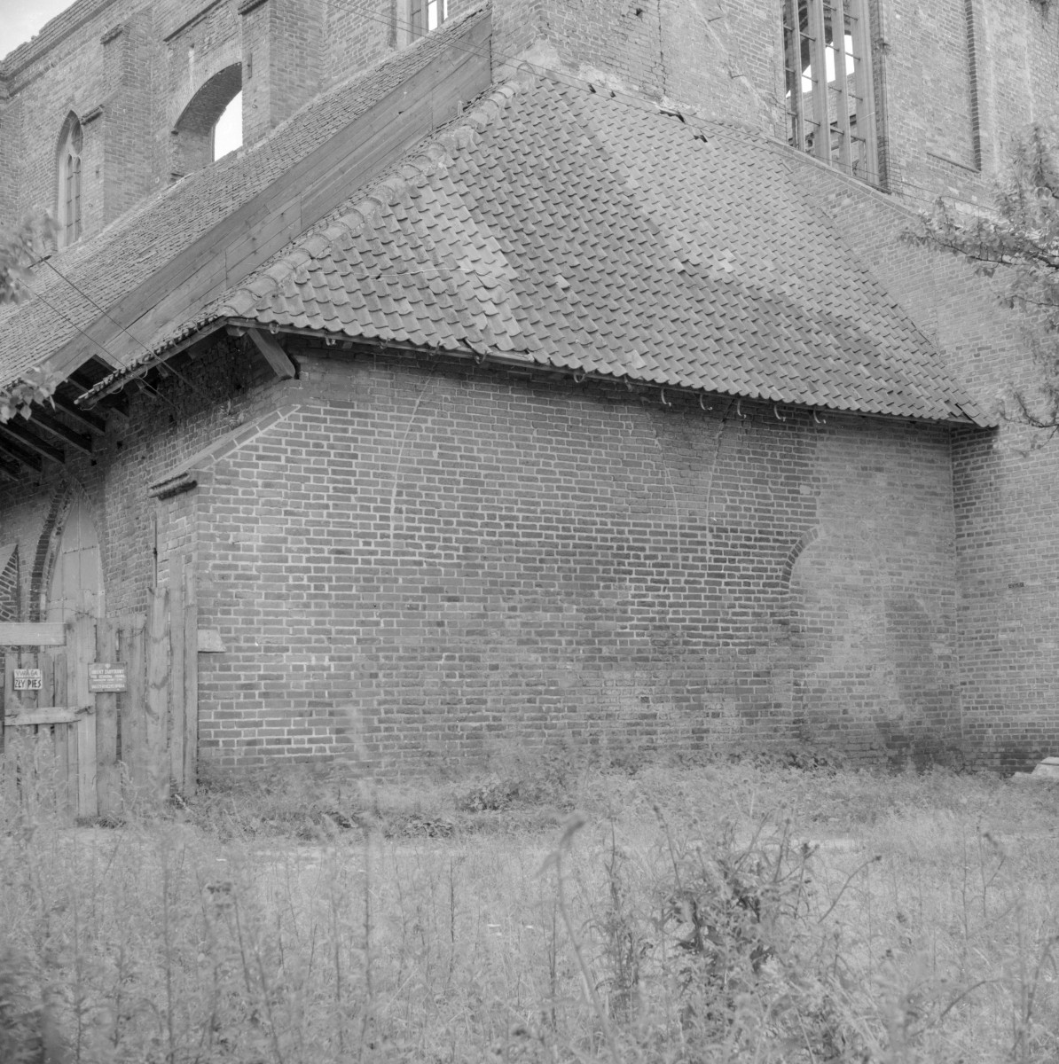 zespół klasztorny dominikanów, kościół pw. Najświętszej Marii Panny, obecnie galeria sztuki EL - przemurowane krużganki od zachodu, skan 1