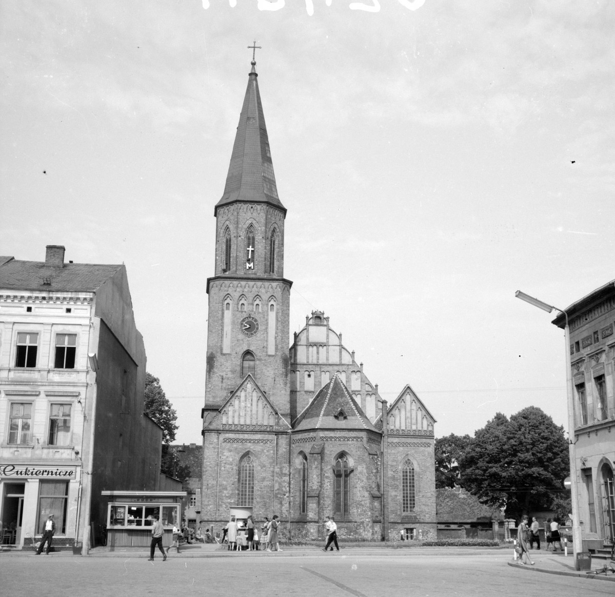 kościół Podwyższenia Krzyża Świętego - elewacja od placu, skan 1