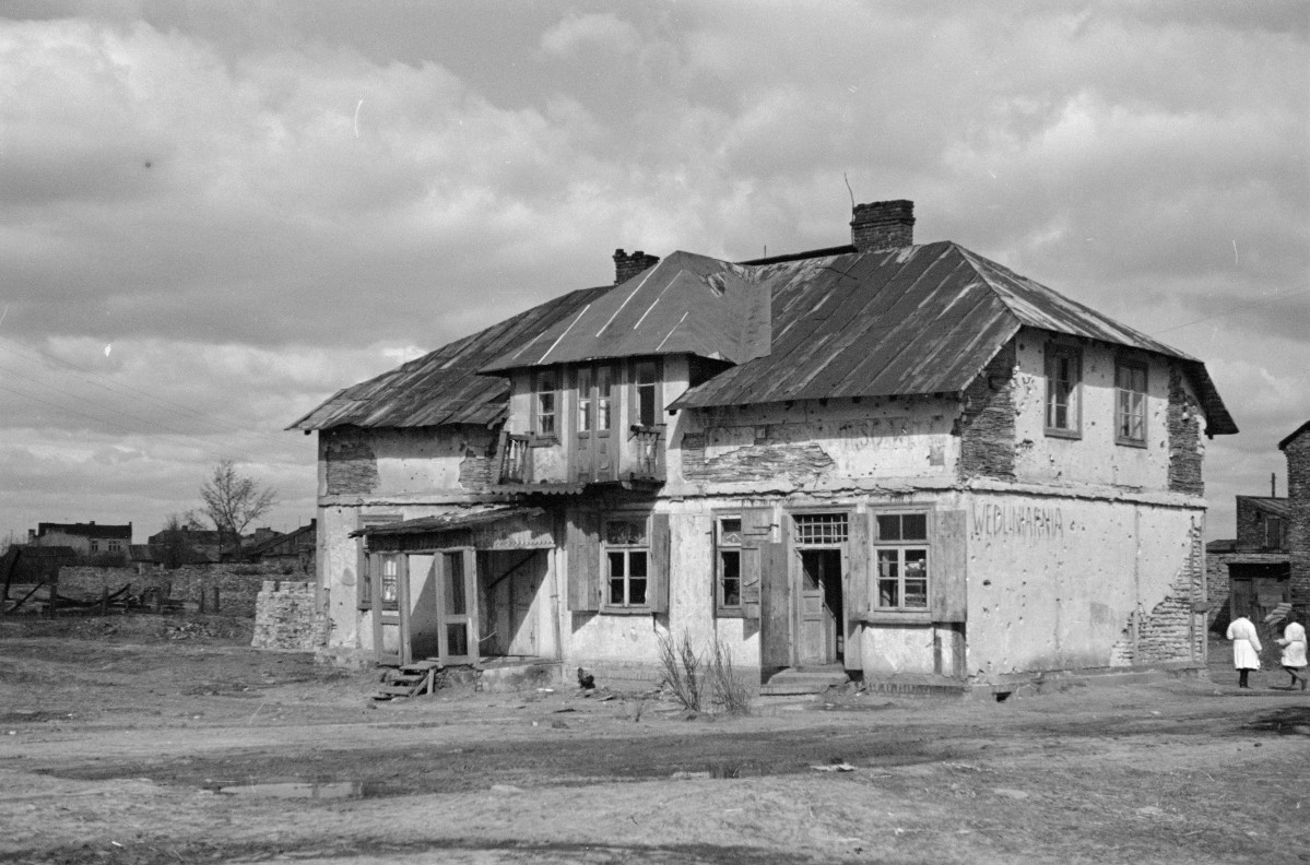 Dworek zamieniony w wędliniarnie. Widok ogólny. Dach naczółkowy. , skan 1