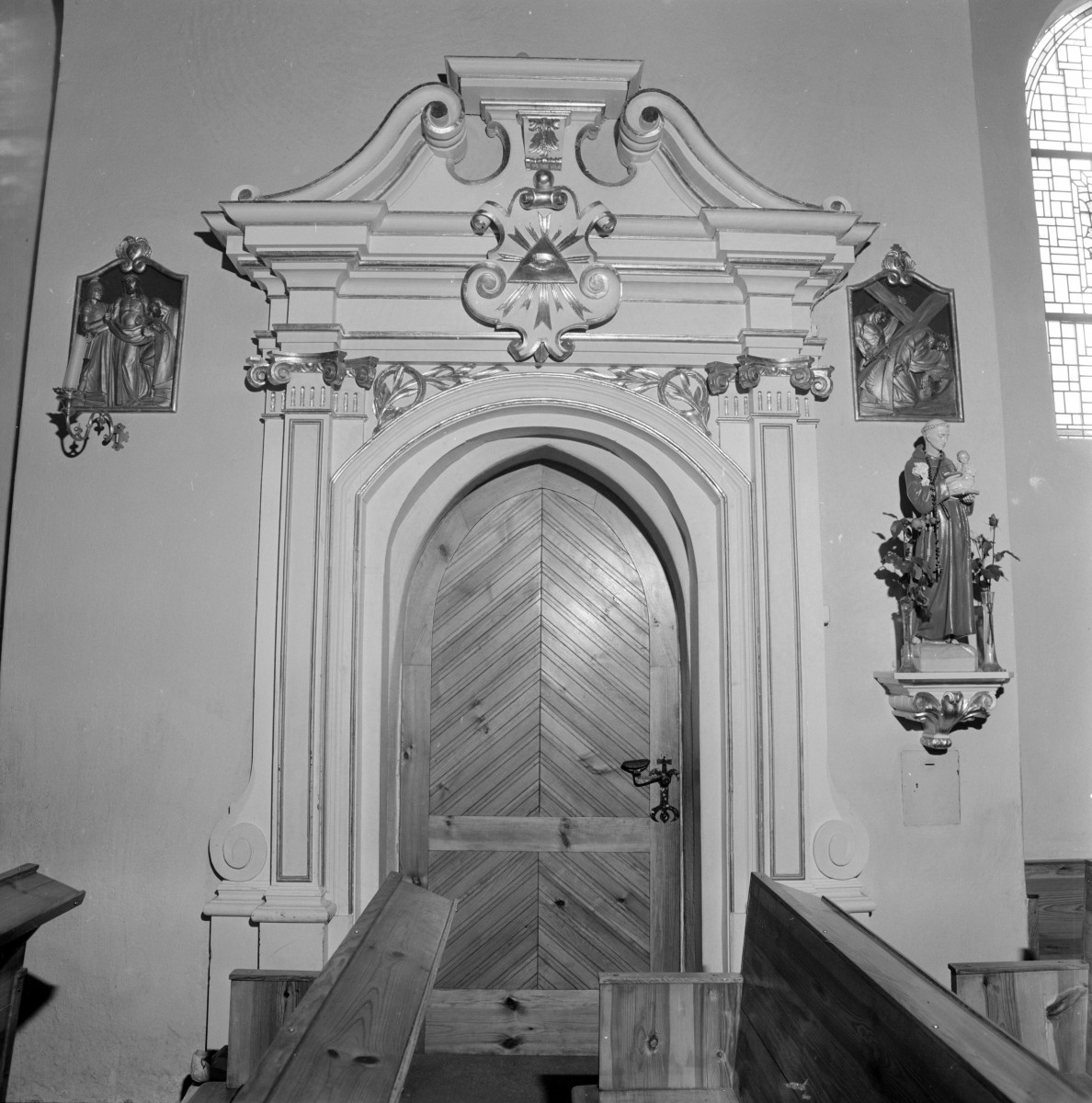 kościół parafialny pw. św. Jakuba - wnętrze: portal, skan 1