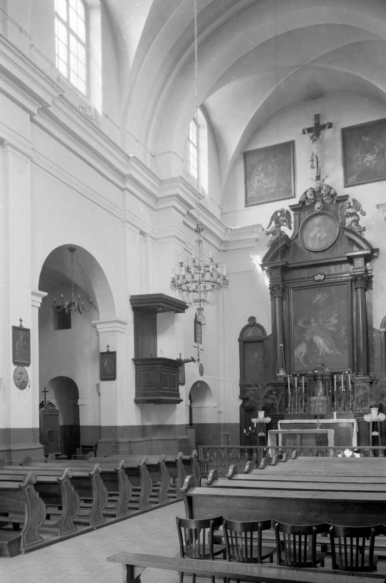 kościół oo. Kapucynów pw. św. Wawrzyńca - wnętrze: nawa główna w kierunku ołtarza głównego, skan 1
