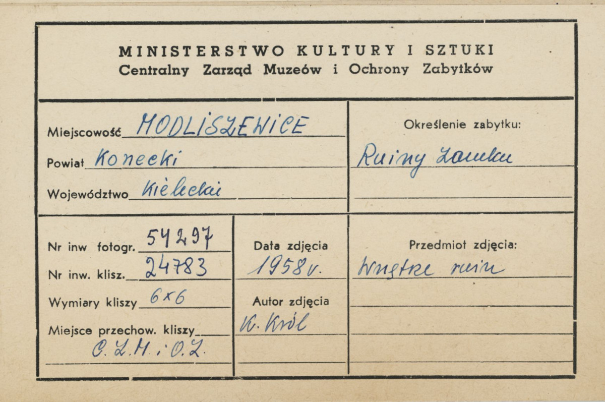Dwór obronny - widok ogólny wnętrza ruin - metryczka

, skan 1