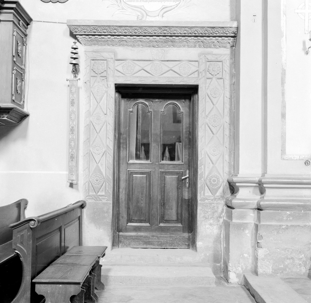 kościół N.M.P - wnętrze, portal do zakrystii, skan 1