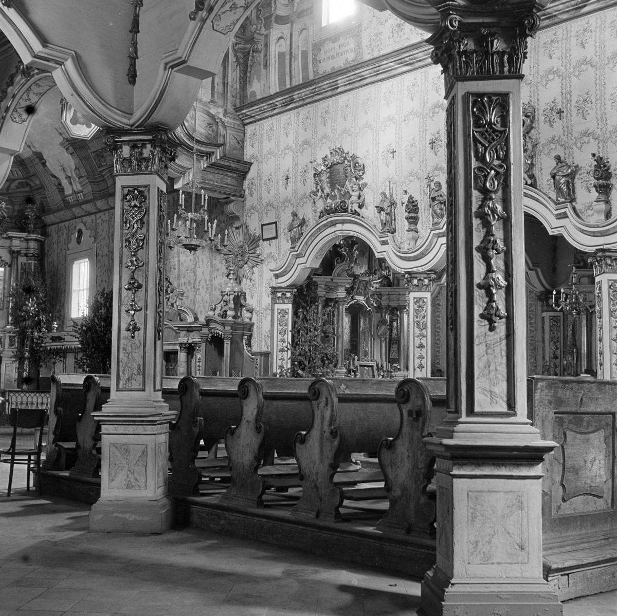 kościół św. Michała Archanioła - wnętrze: widok na nawa boczna , skan 1