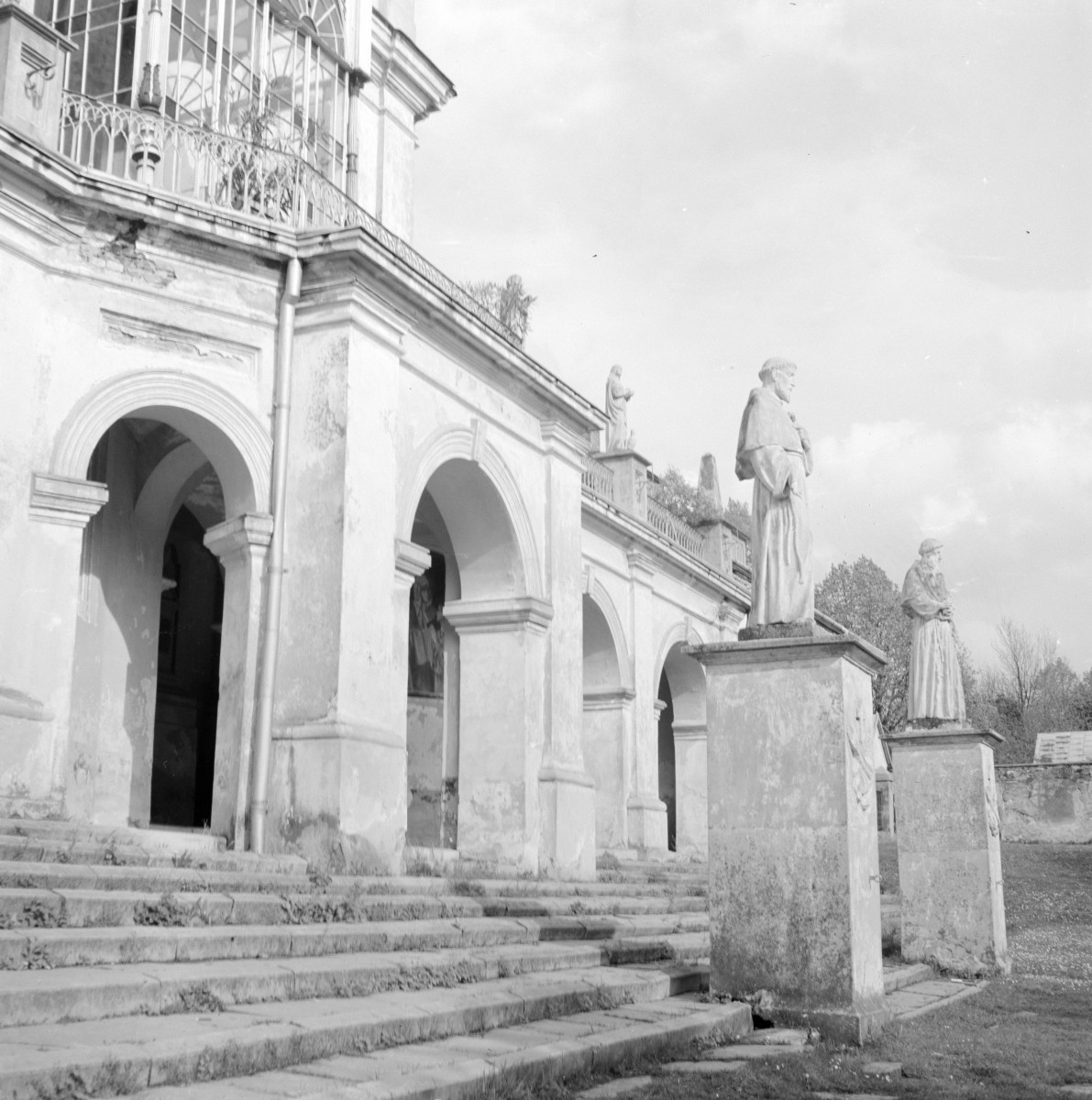 kościół klasztorny - podcienie przedsionka, skan 1