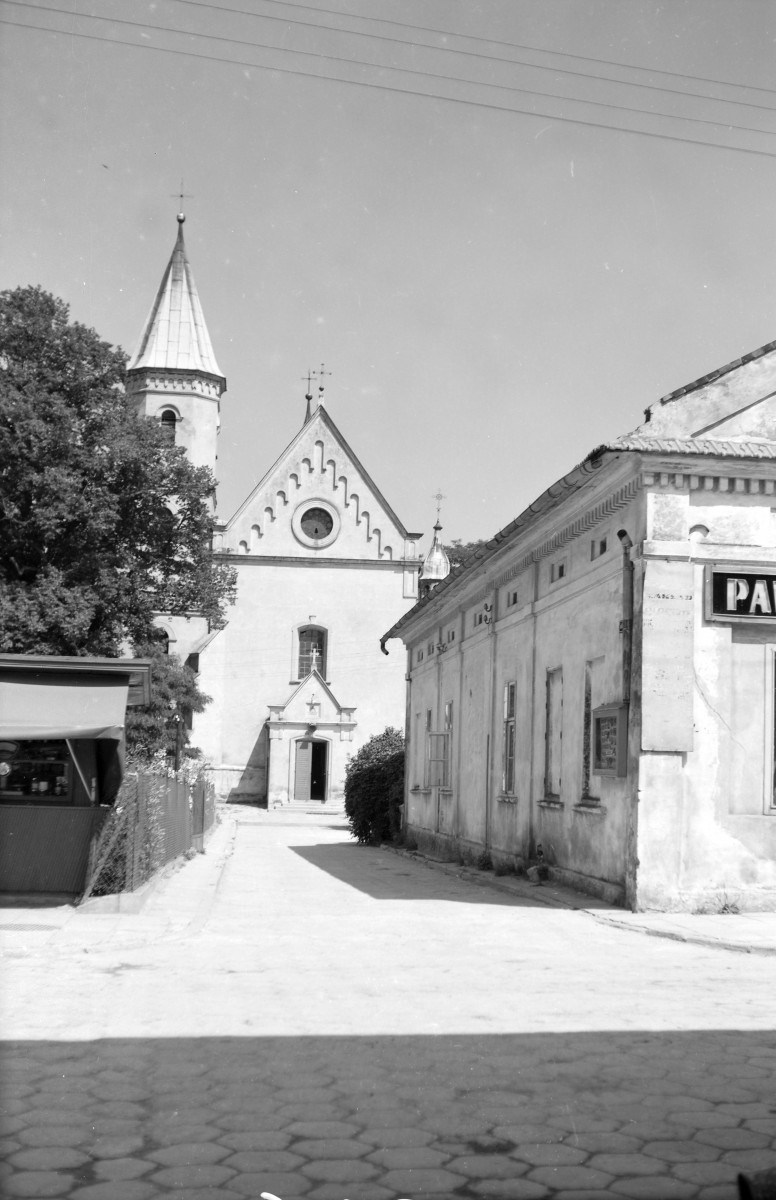 zespół klasztorny oo. Karmelitów, kościół pw. św.św. Katarzyny i Barbary - elewacja południowa, skan 1