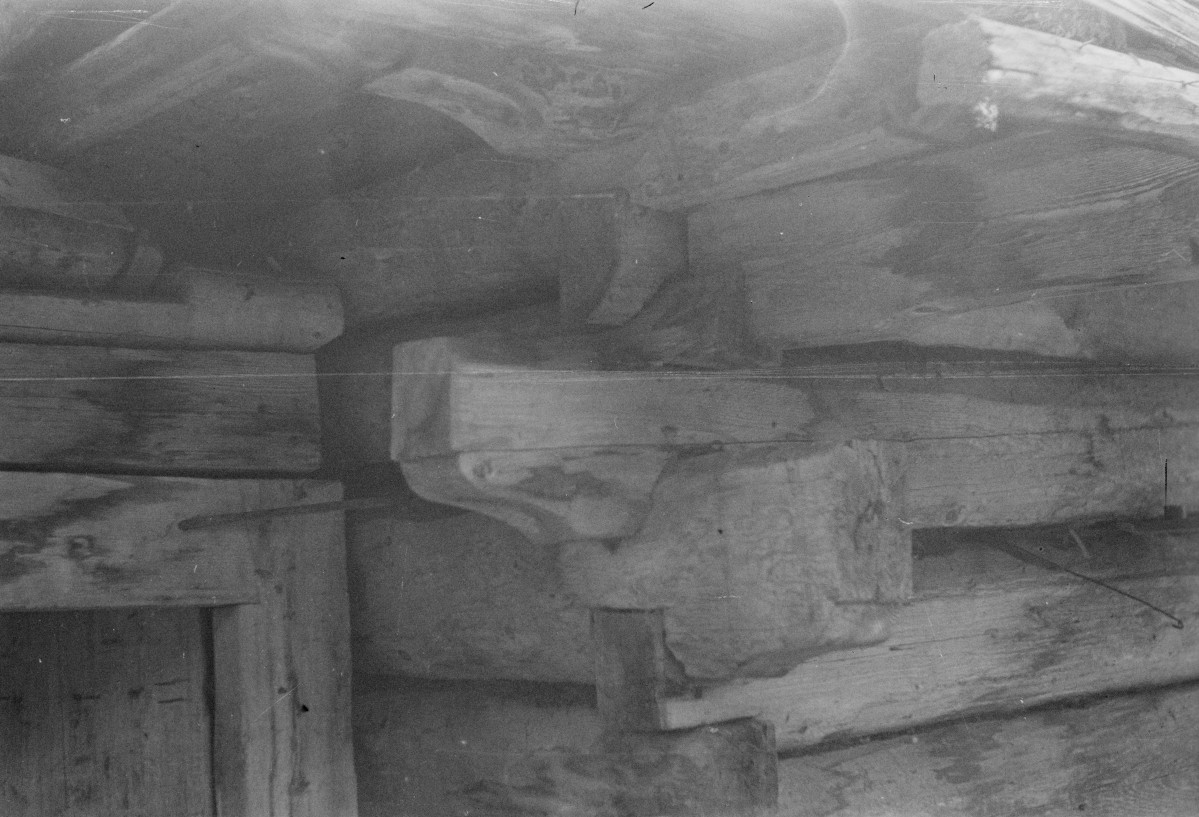 chałupa Sabały, belkowanie obok drzwi, skan 1