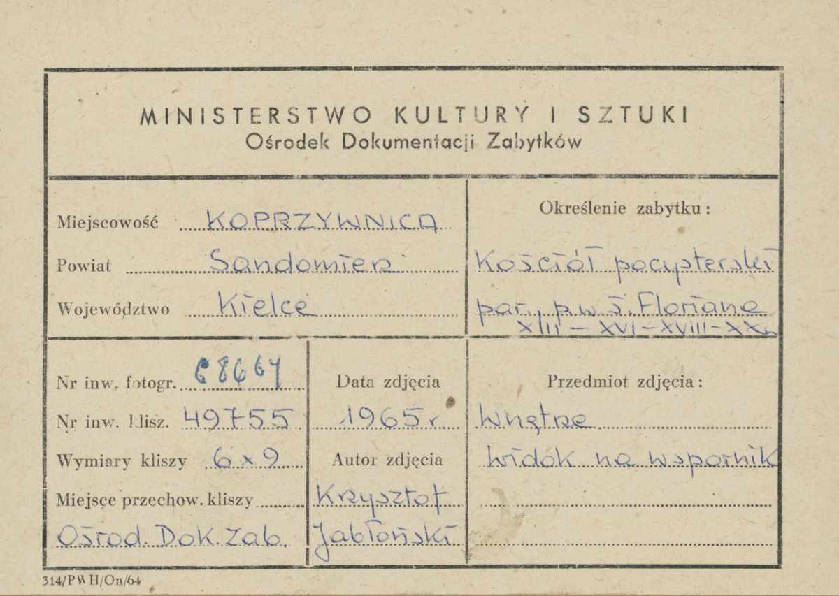 Zespół klasztorny - kościół, wnętrze , widok na wspornik łuku - metryczka, skan 1