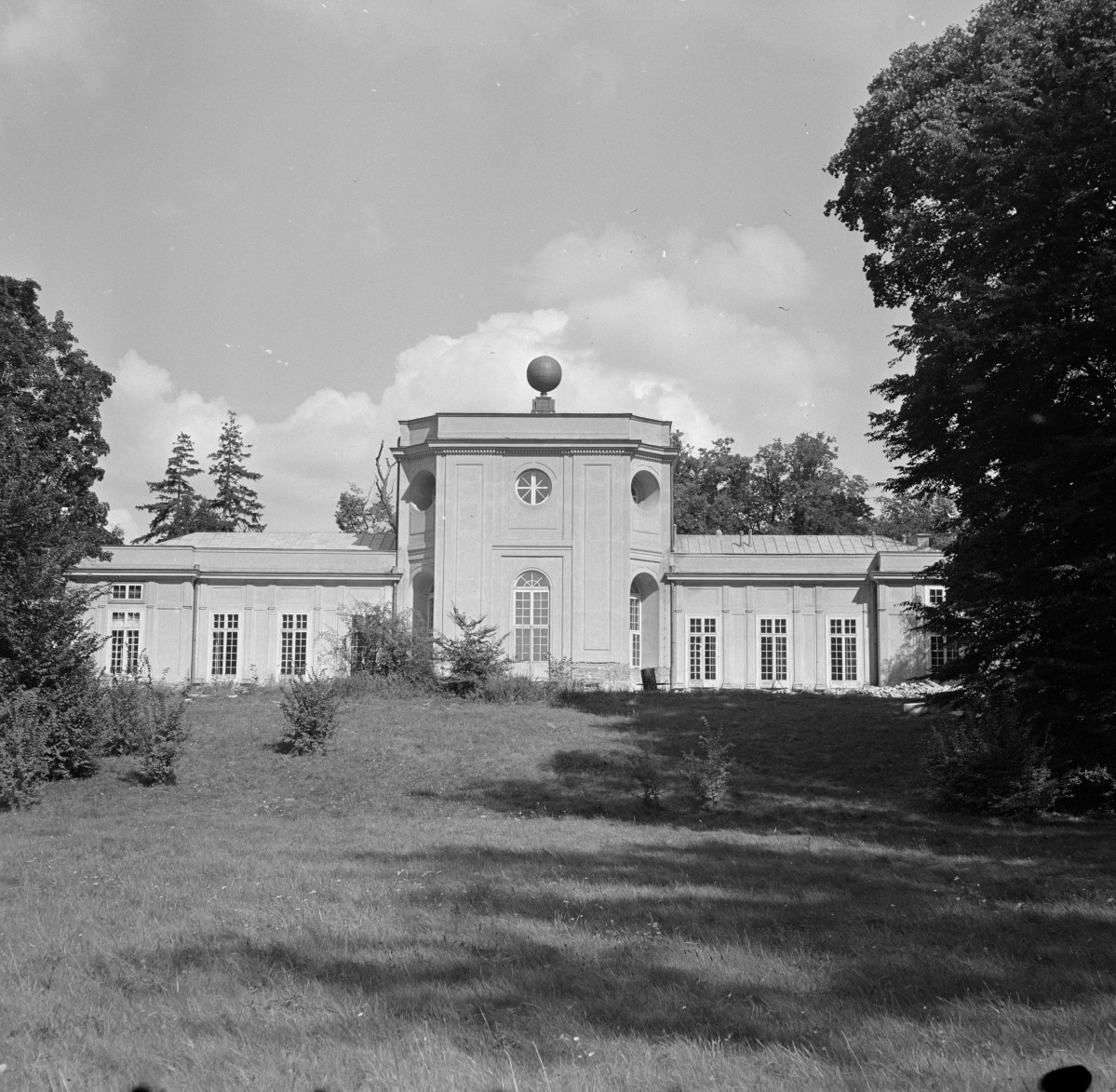 parka pałacowy - elewacja od strony ogrodu, skan 1