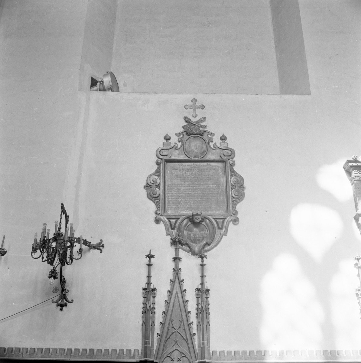 kościół św. Stanisława Biskupa - wnętrze, epitafium w prezbiterium, skan 1